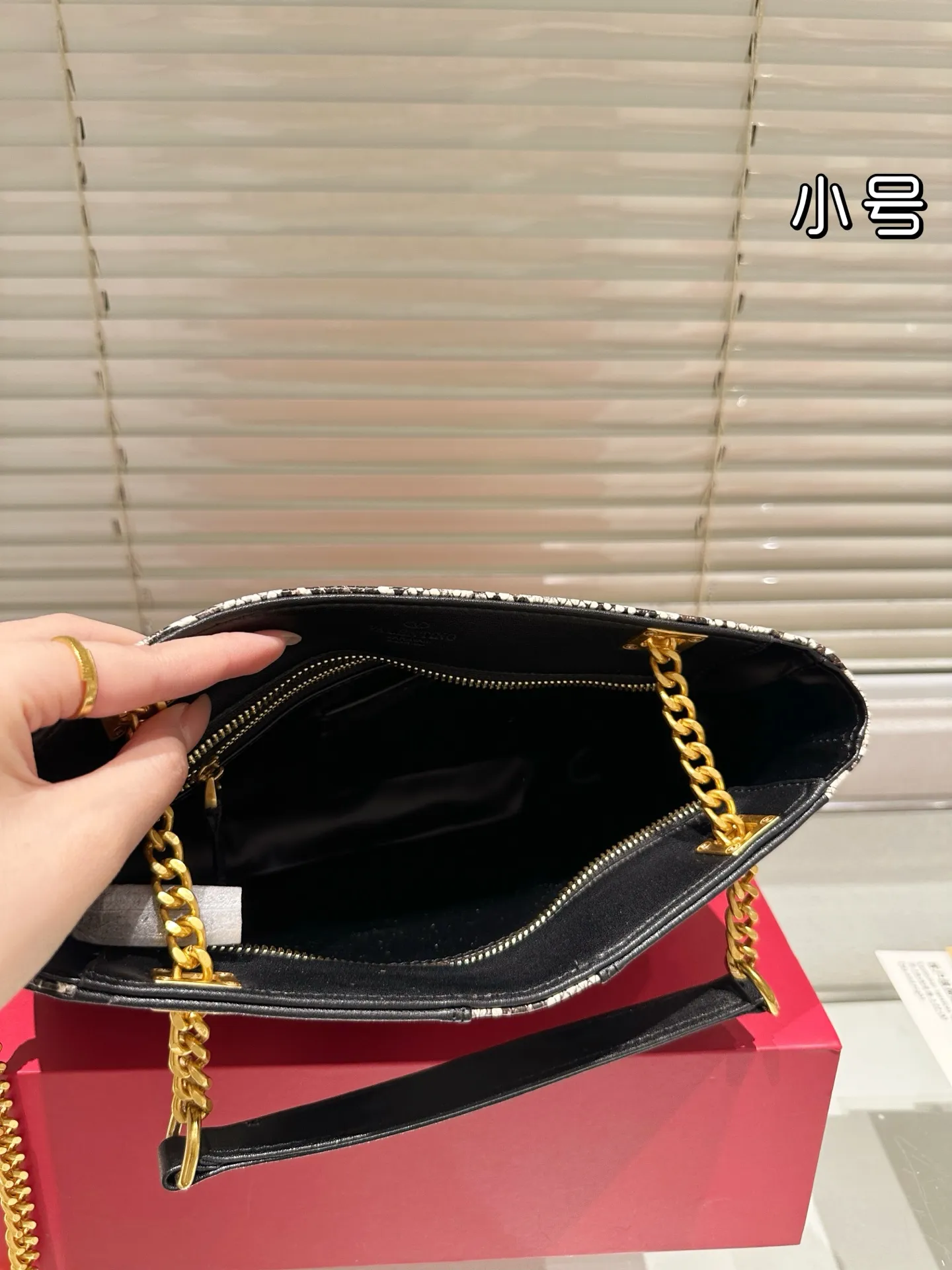 P370 Comes with gift box 🎁 Valentino VALENTINO Women’s Tote Bag Valentino Letter Bag Letter bag from Valentino. The new season has just arrived. Size 28.19