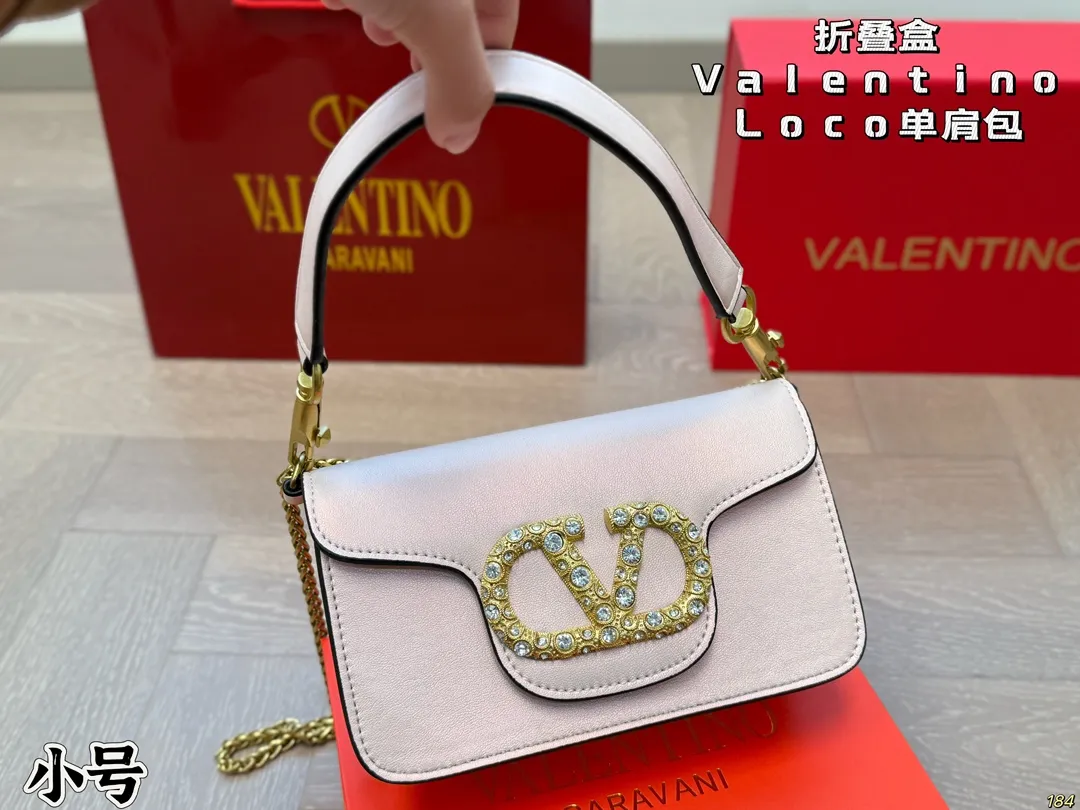 6️⃣Color small size ¥300 folding box Valentino Loco shoulder bag, overflowing with high-end sense. This look is very versatile. No matter how you carry it, you won’t feel stressed. Which girl can refuse such a beautiful bag? Size: small 20 12