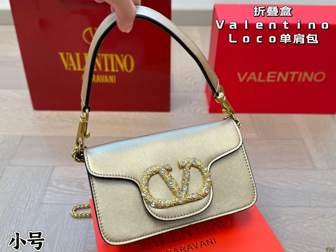 6️⃣Color small size ¥300 folding box Valentino Loco shoulder bag, overflowing with high-end sense. This look is very versatile. No matter how you carry it, you won’t feel stressed. Which girl can refuse such a beautiful bag? Size: small 20 12