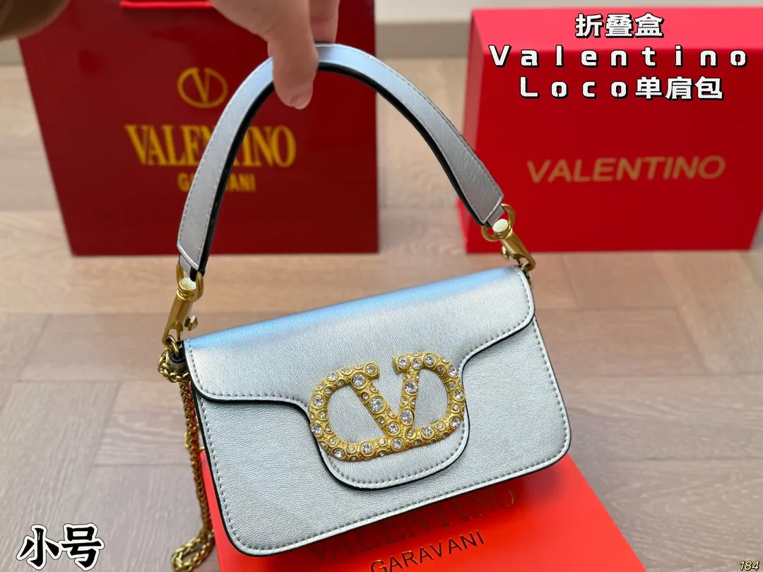 6️⃣Color small size ¥300 folding box Valentino Loco shoulder bag, overflowing with high-end sense. This look is very versatile. No matter how you carry it, you won’t feel stressed. Which girl can refuse such a beautiful bag? Size: small 20 12