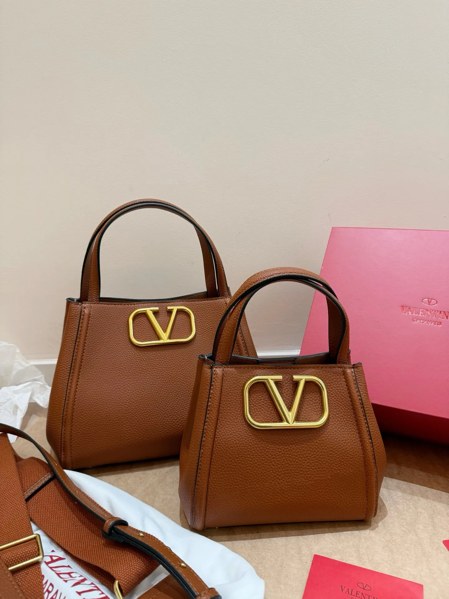 P400 P380 Folding box Valentino Alltime handbag Liu Wen's same bag Valentino's most popular one Comes with two shoulder straps Size 25.20 Size 19.16