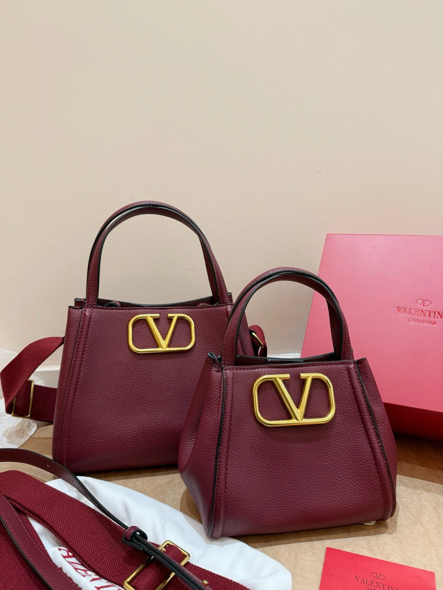 P400 P380 Folding box Valentino Alltime handbag Liu Wen's same bag Valentino's most popular one Comes with two shoulder straps Size 25.20 Size 19.16