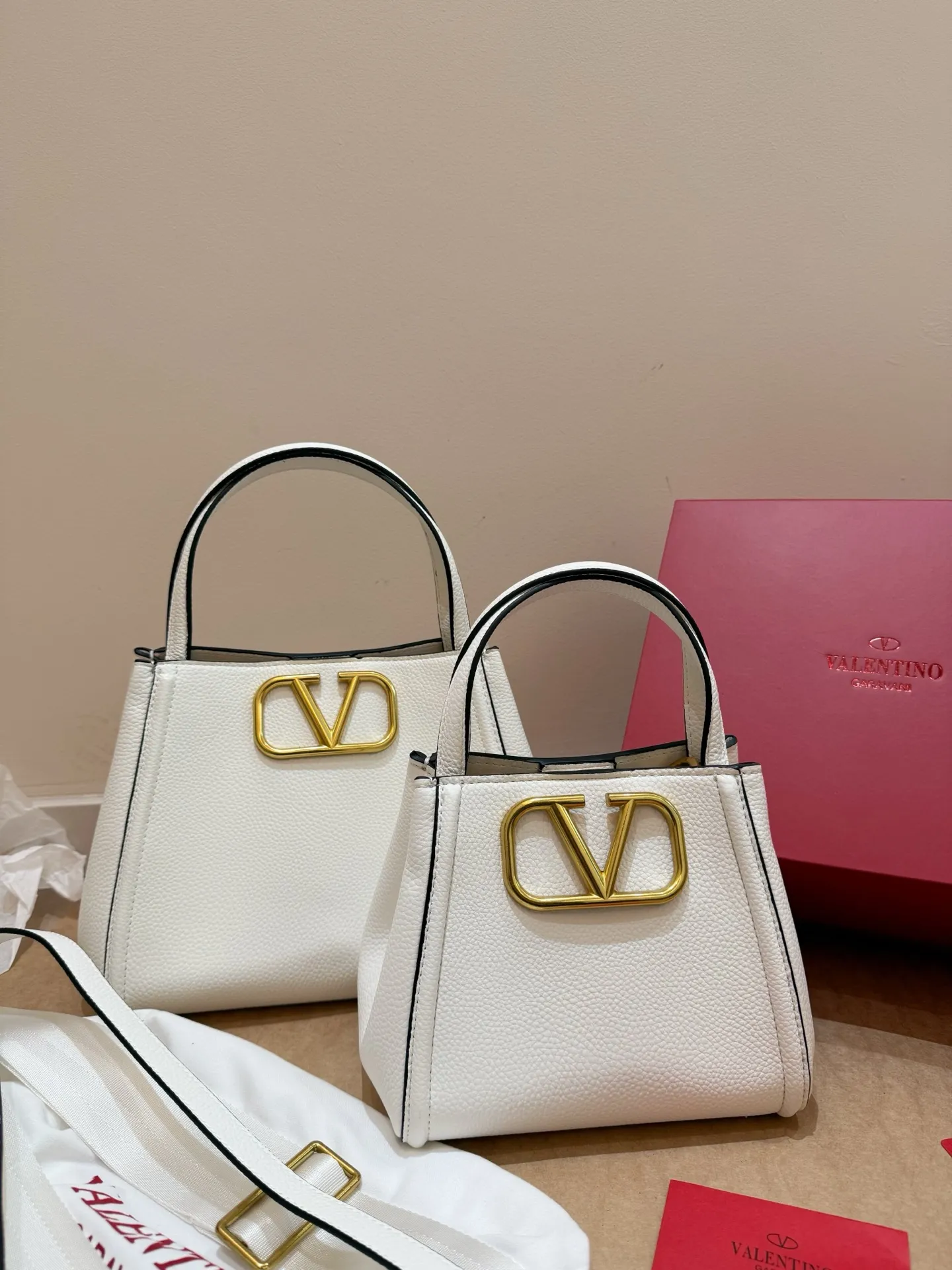 P400 P380 Folding box Valentino Alltime handbag Liu Wen's same bag Valentino's most popular one Comes with two shoulder straps Size 25.20 Size 19.16