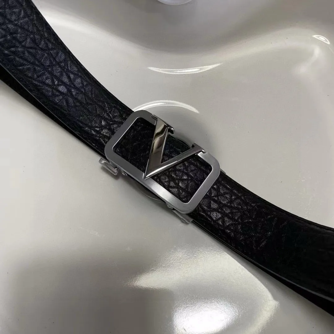 ✈️🇮🇹Brand: Valentino Valevtlo Guangzhou original buckle P160 ✈️🇮🇹Grade: 🚢Original private goods. First-layer cowhide black bottom, sold at counters🈶️, comparable to the genuine product! Exquisite oil edges, computer stitching, soft hand feel. No modifications in real photos. The upper body effect is super good, and the length can be cut. Comes with a full set of packaging at the counter. The first choice for gift giving ✈️🇮🇹Button: Guangzhou original buckle hardware ✈️🇮🇹Length: 100-125cm 3.5cm specifications ✈️🇮🇹Color: black