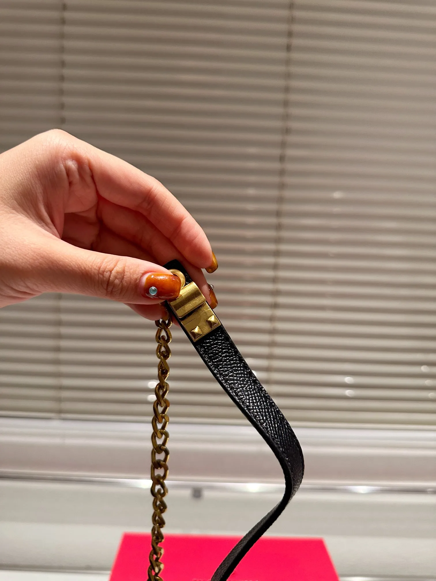 P350 Valentino Loco, a must-have for beautiful fairies, and so beautiful. Underarm bag, unlocks fashion charm. Can be salty or sweet. The most beautiful girl on the street. Size 20 16cm. Comes with folding gift box.