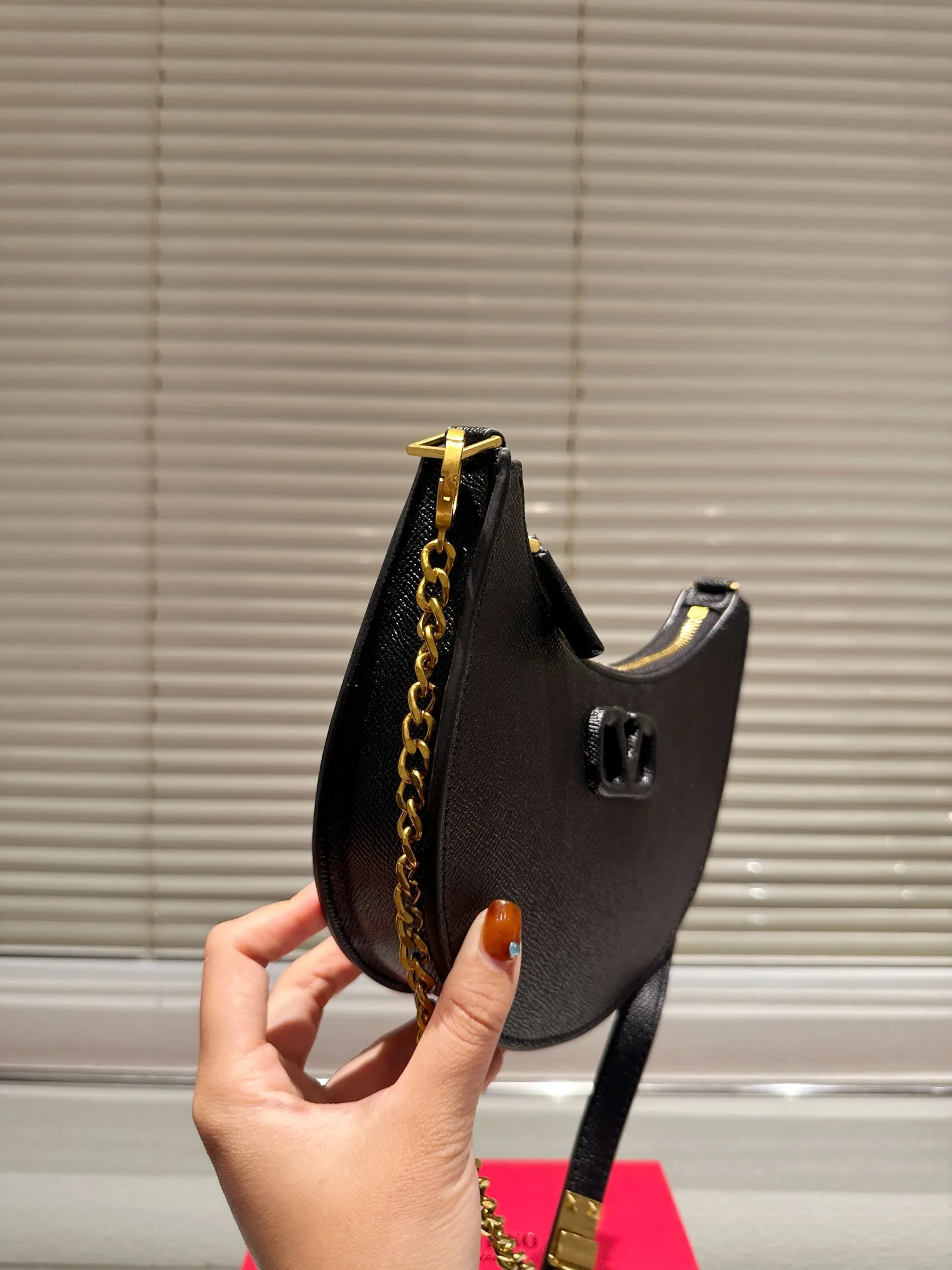 P350 Valentino Loco, a must-have for beautiful fairies, and so beautiful. Underarm bag, unlocks fashion charm. Can be salty or sweet. The most beautiful girl on the street. Size 20 16cm. Comes with folding gift box.