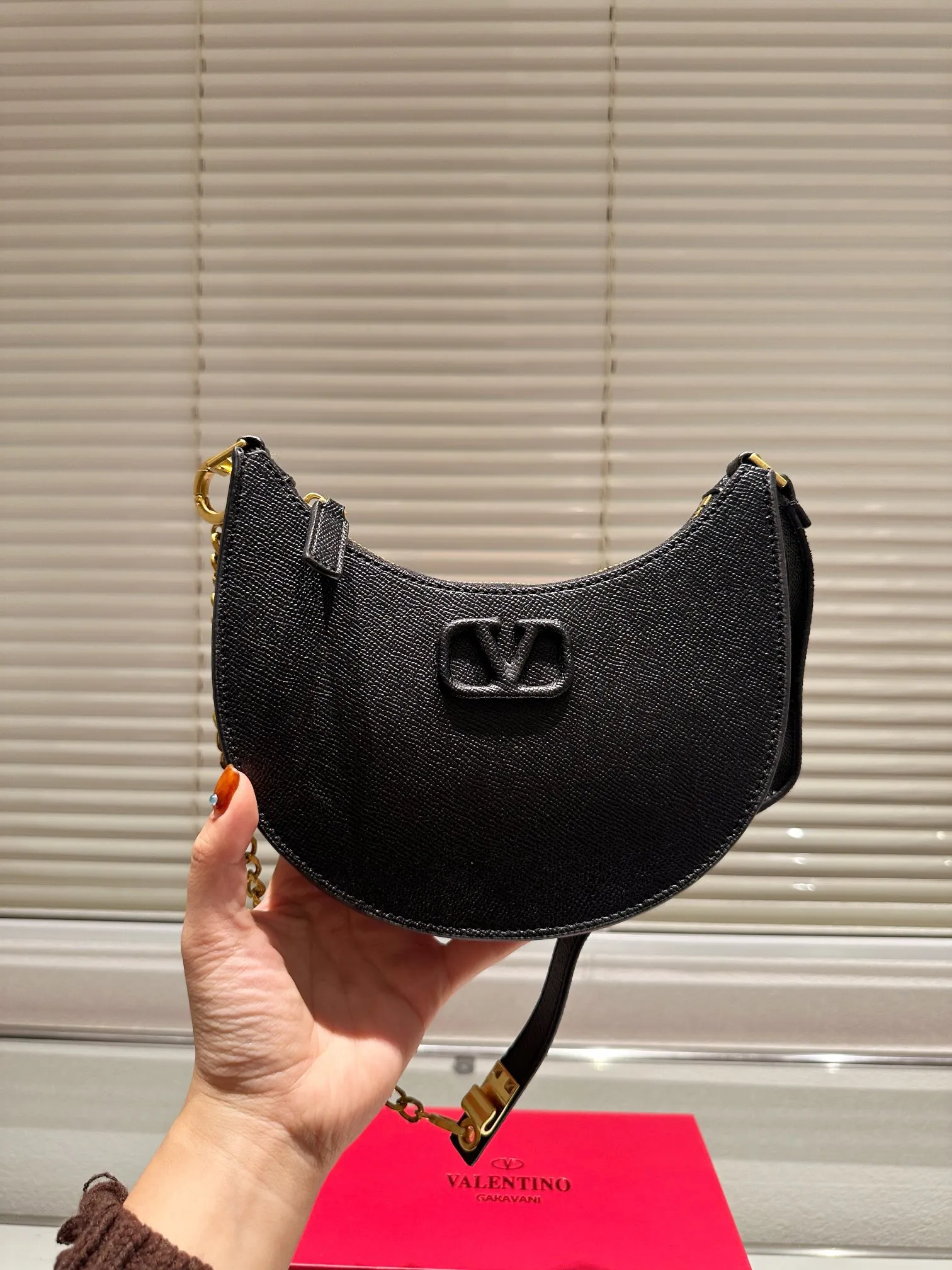 P350 Valentino Loco, a must-have for beautiful fairies, and so beautiful. Underarm bag, unlocks fashion charm. Can be salty or sweet. The most beautiful girl on the street. Size 20 16cm. Comes with folding gift box.