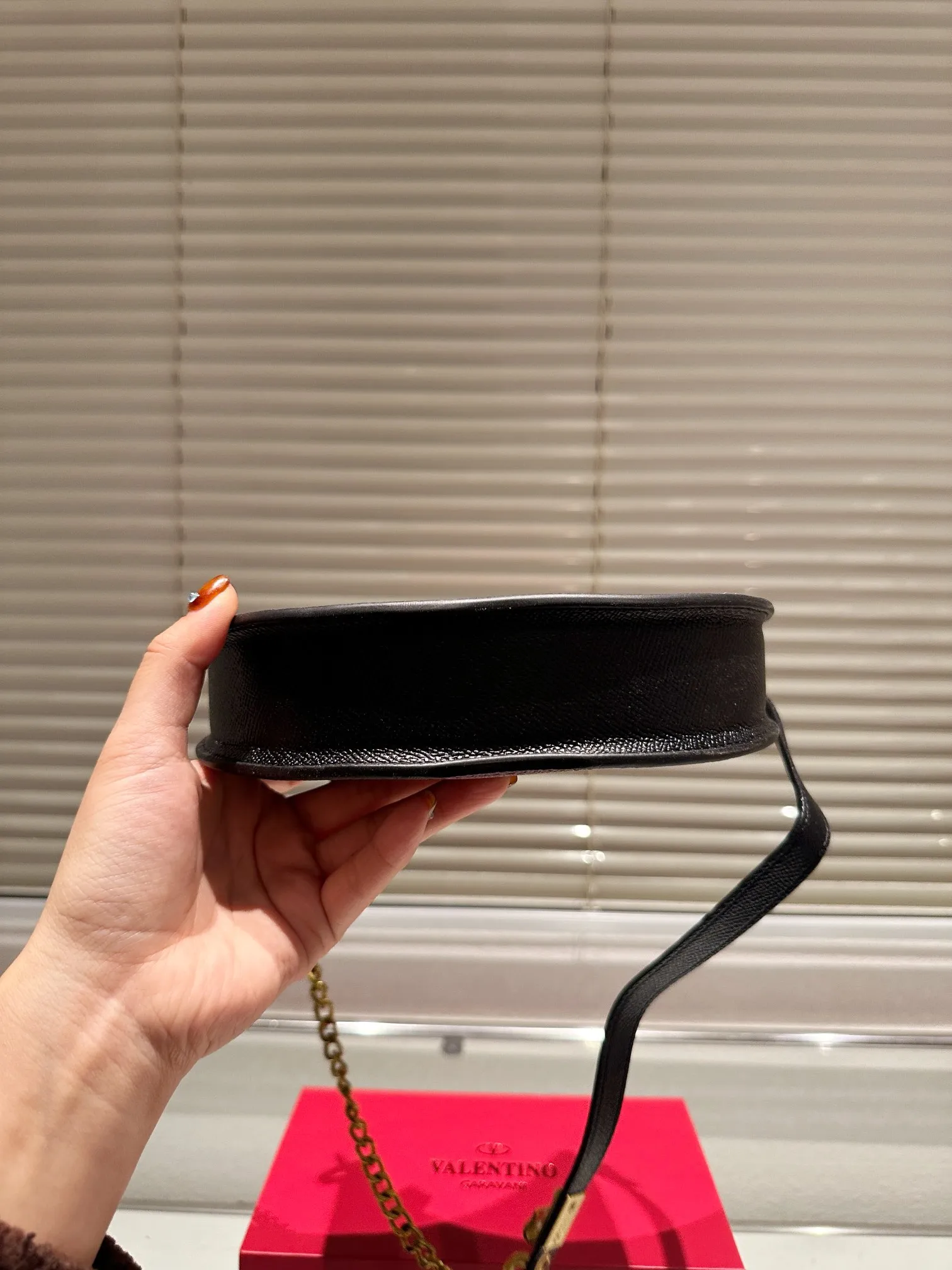 P350 Valentino Loco, a must-have for beautiful fairies, and so beautiful. Underarm bag, unlocks fashion charm. Can be salty or sweet. The most beautiful girl on the street. Size 20 16cm. Comes with folding gift box.