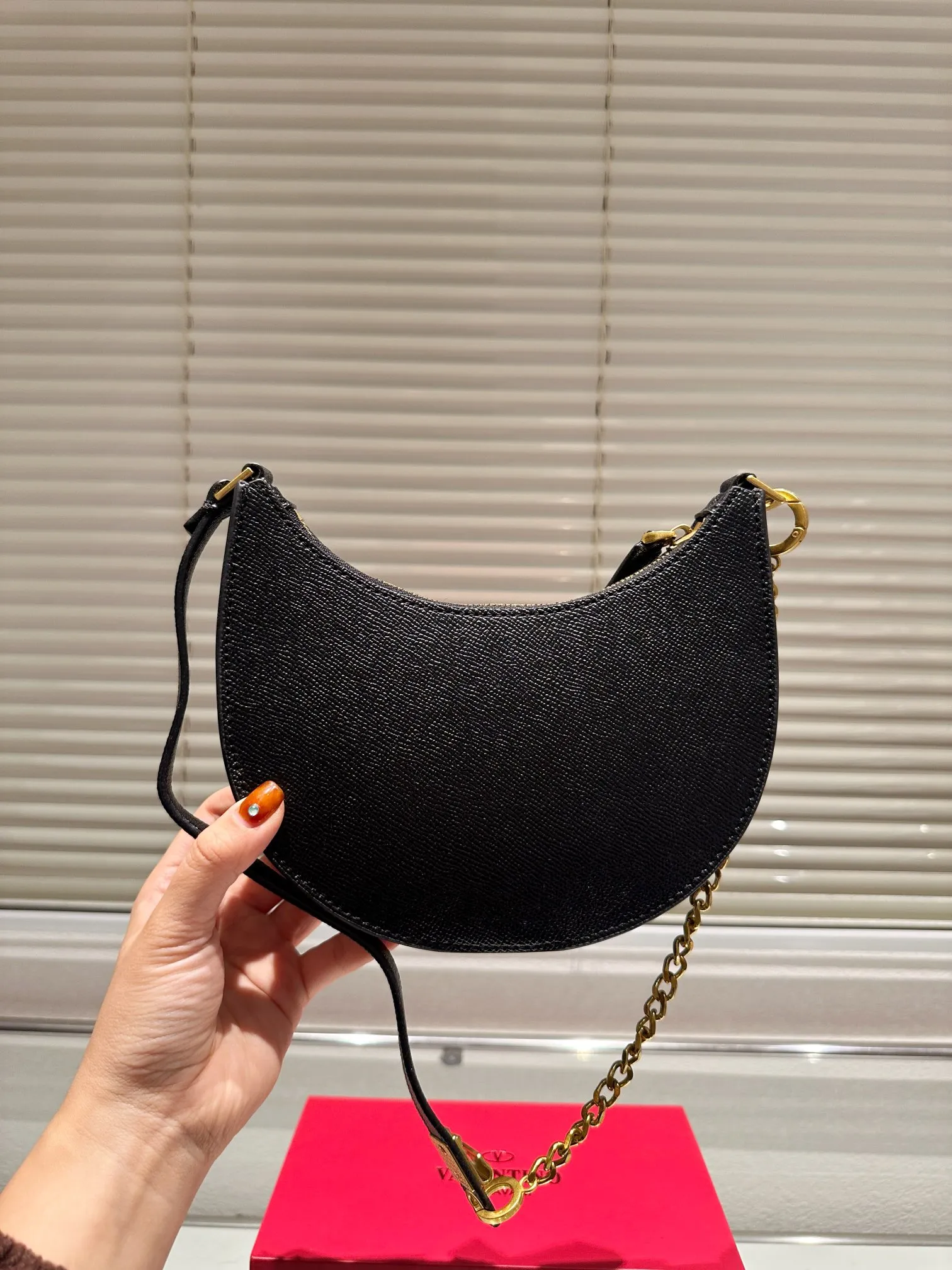 P350 Valentino Loco, a must-have for beautiful fairies, and so beautiful. Underarm bag, unlocks fashion charm. Can be salty or sweet. The most beautiful girl on the street. Size 20 16cm. Comes with folding gift box.