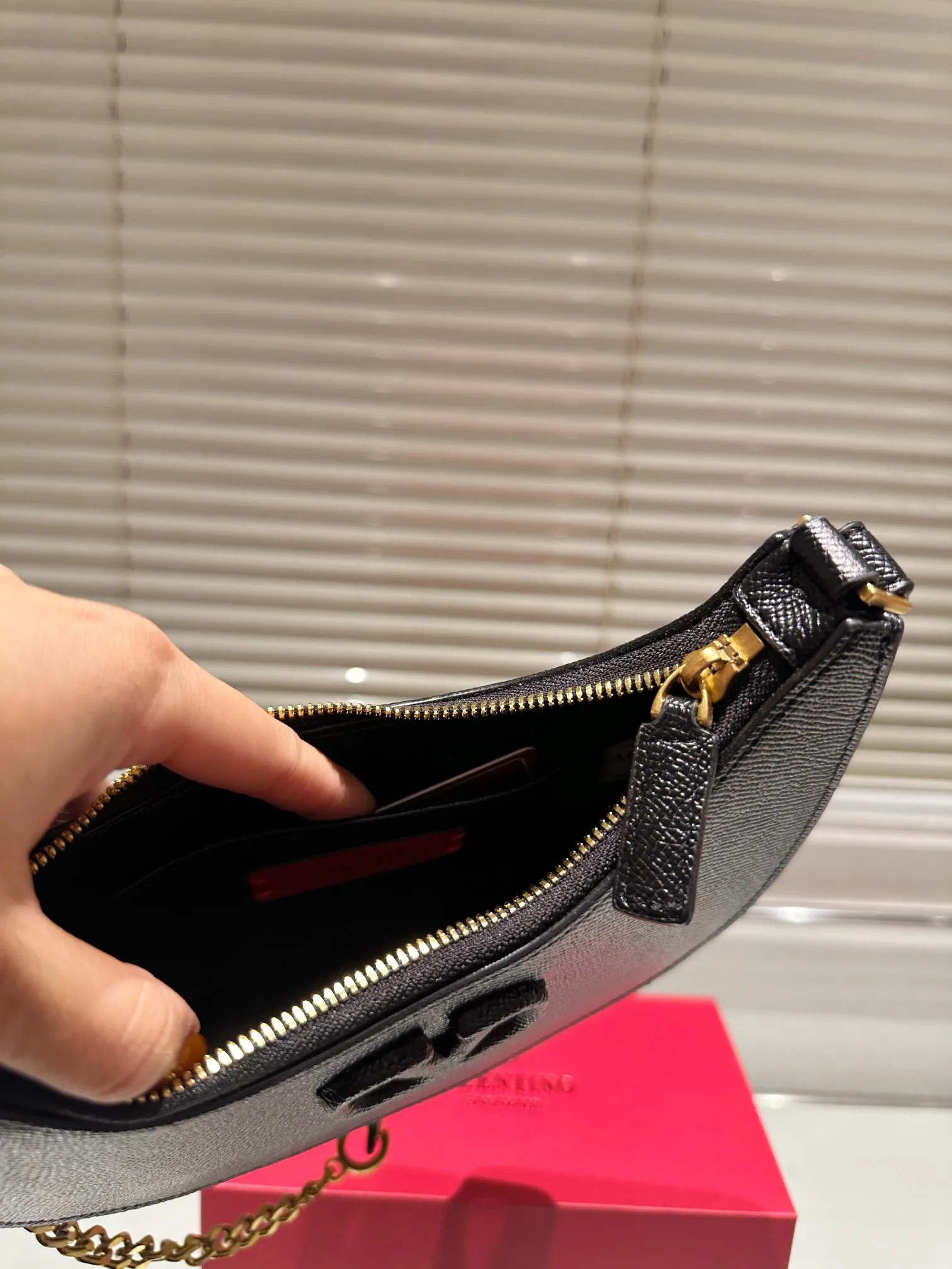 P350 Valentino Loco, a must-have for beautiful fairies, and so beautiful. Underarm bag, unlocks fashion charm. Can be salty or sweet. The most beautiful girl on the street. Size 20 16cm. Comes with folding gift box.