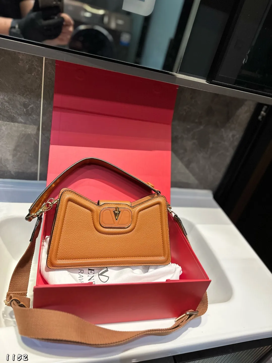 ❤️P300 (folding gift box)❤️ Valentino Allknots crossbody bag, exquisite and beautiful, high-end and elegant, easy to control, no matter the clothes, no season. Can be used all year round, salty or sweet. Carry it on a tall girl, she has the temperament of a royal sister. Carry it on a small girl, it is a sweet girl. Size: 26 15