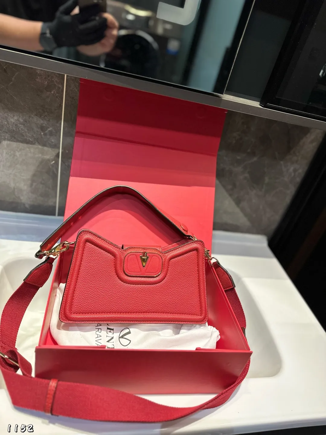 ❤️P300 (folding gift box)❤️ Valentino Allknots crossbody bag, exquisite and beautiful, high-end and elegant, easy to control, no matter the clothes, no season. Can be used all year round, salty or sweet. Carry it on a tall girl, she has the temperament of a royal sister. Carry it on a small girl, it is a sweet girl. Size: 26 15