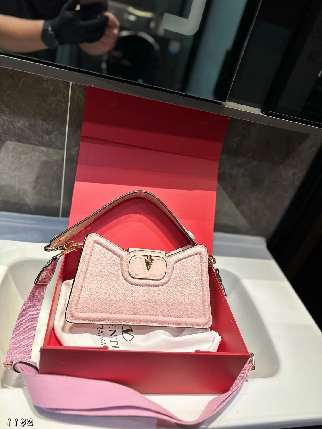 ❤️P300 (folding gift box)❤️ Valentino Allknots crossbody bag, exquisite and beautiful, high-end and elegant, easy to control, no matter the clothes, no season. Can be used all year round, salty or sweet. Carry it on a tall girl, she has the temperament of a royal sister. Carry it on a small girl, it is a sweet girl. Size: 26 15