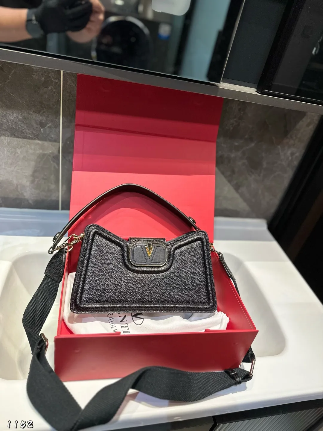 ❤️P300 (folding gift box)❤️ Valentino Allknots crossbody bag, exquisite and beautiful, high-end and elegant, easy to control, no matter the clothes, no season. Can be used all year round, salty or sweet. Carry it on a tall girl, she has the temperament of a royal sister. Carry it on a small girl, it is a sweet girl. Size: 26 15