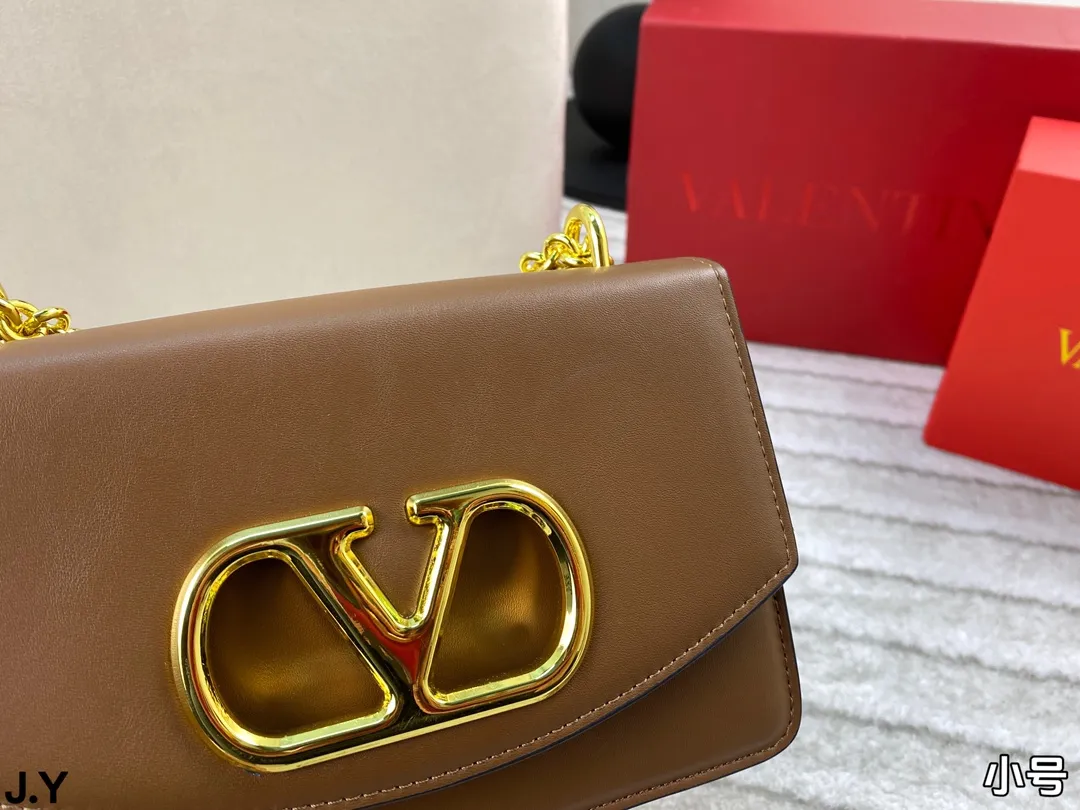 p310/p300 Folding box 🎁 Valentino Vain series handbags~ A versatile bag that can be sweet or salty, casual or business, magnetic opening and closing, practical capacity, exquisite and noble, elegant and timeless! Size: 24*16/19.5*13