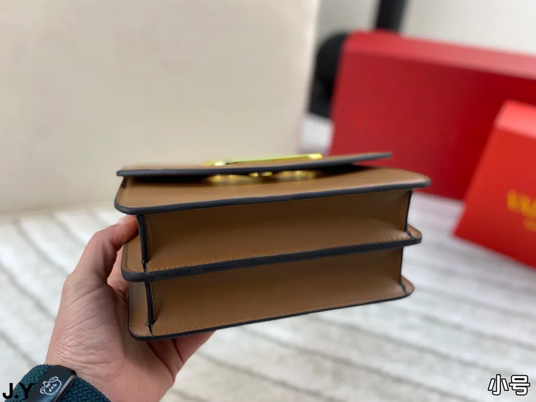 p310/p300 Folding box 🎁 Valentino Vain series handbags~ A versatile bag that can be sweet or salty, casual or business, magnetic opening and closing, practical capacity, exquisite and noble, elegant and timeless! Size: 24*16/19.5*13
