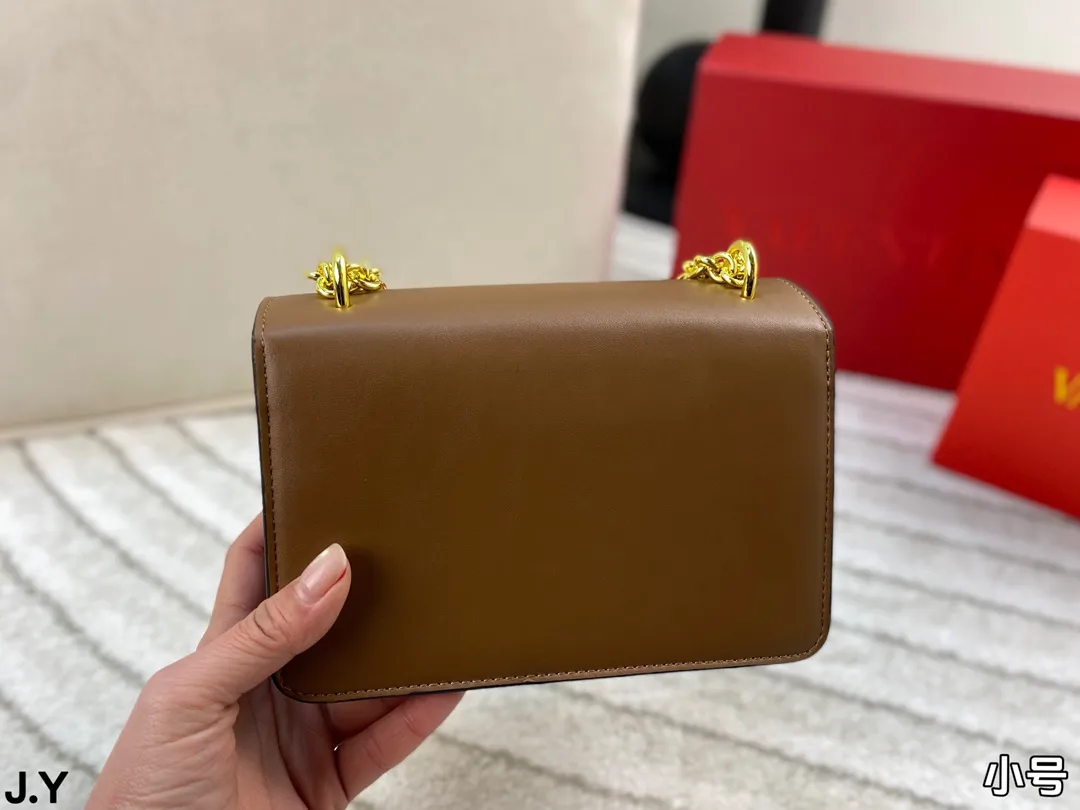 p310/p300 Folding box 🎁 Valentino Vain series handbags~ A versatile bag that can be sweet or salty, casual or business, magnetic opening and closing, practical capacity, exquisite and noble, elegant and timeless! Size: 24*16/19.5*13