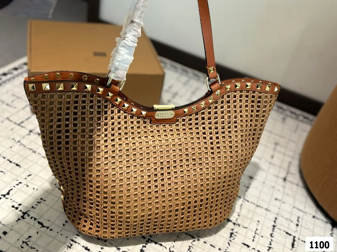 P380 Valentino Valentino woven bag 24 spring and summer has a strong holiday style, but it is also suitable for daily life. I feel like having a bag like this is a must. After all, no one wants to refuse the waves and beaches# Size: 31 29