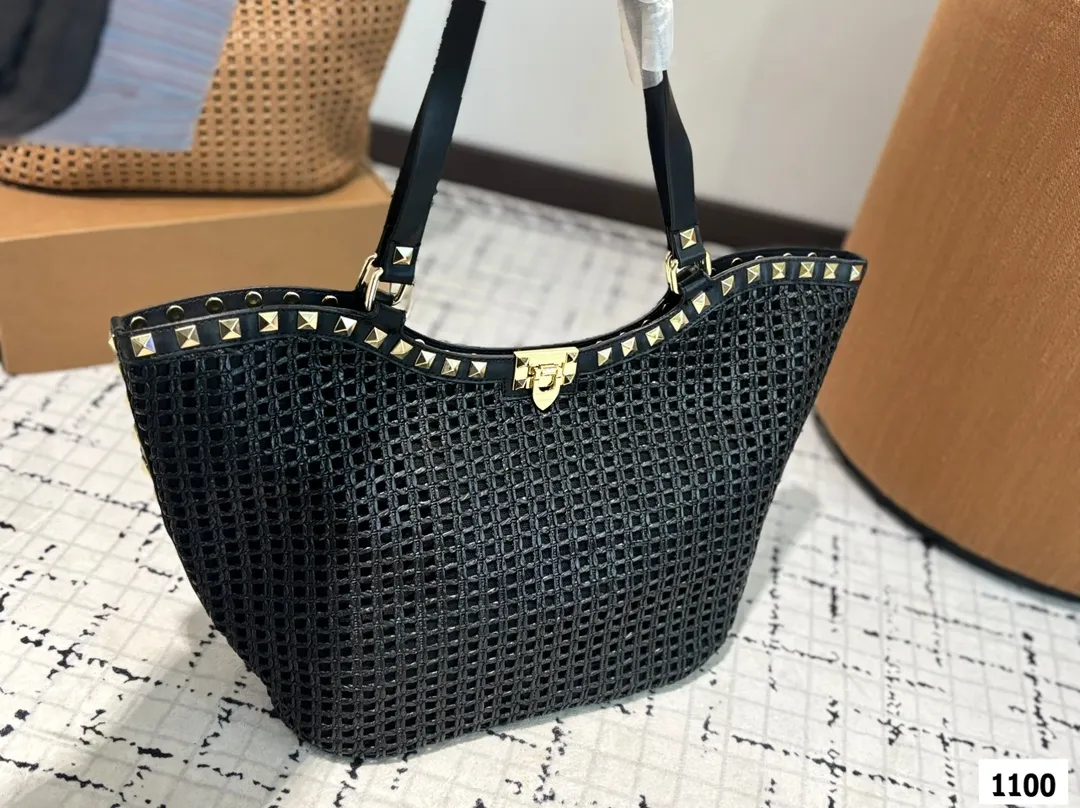 P380 Valentino Valentino woven bag 24 spring and summer has a strong holiday style, but it is also suitable for daily life. I feel like having a bag like this is a must. After all, no one wants to refuse the waves and beaches# Size: 31 29