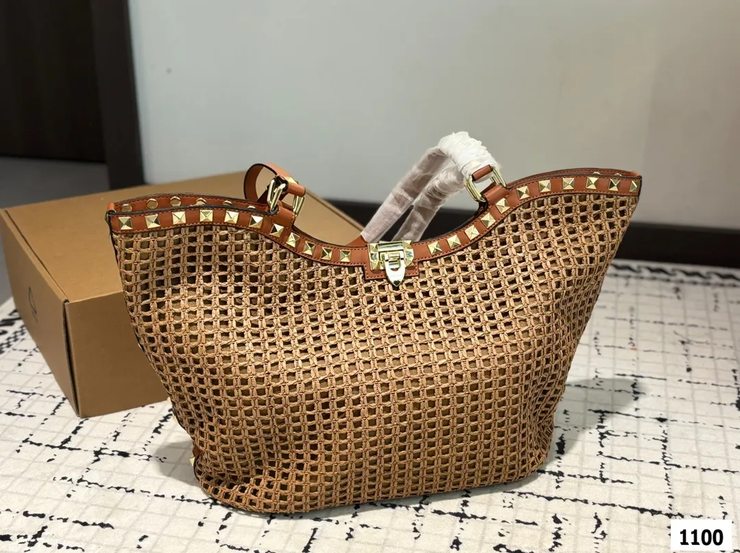 P380 Valentino Valentino woven bag 24 spring and summer has a strong holiday style, but it is also suitable for daily life. I feel like having a bag like this is a must. After all, no one wants to refuse the waves and beaches# Size: 31 29