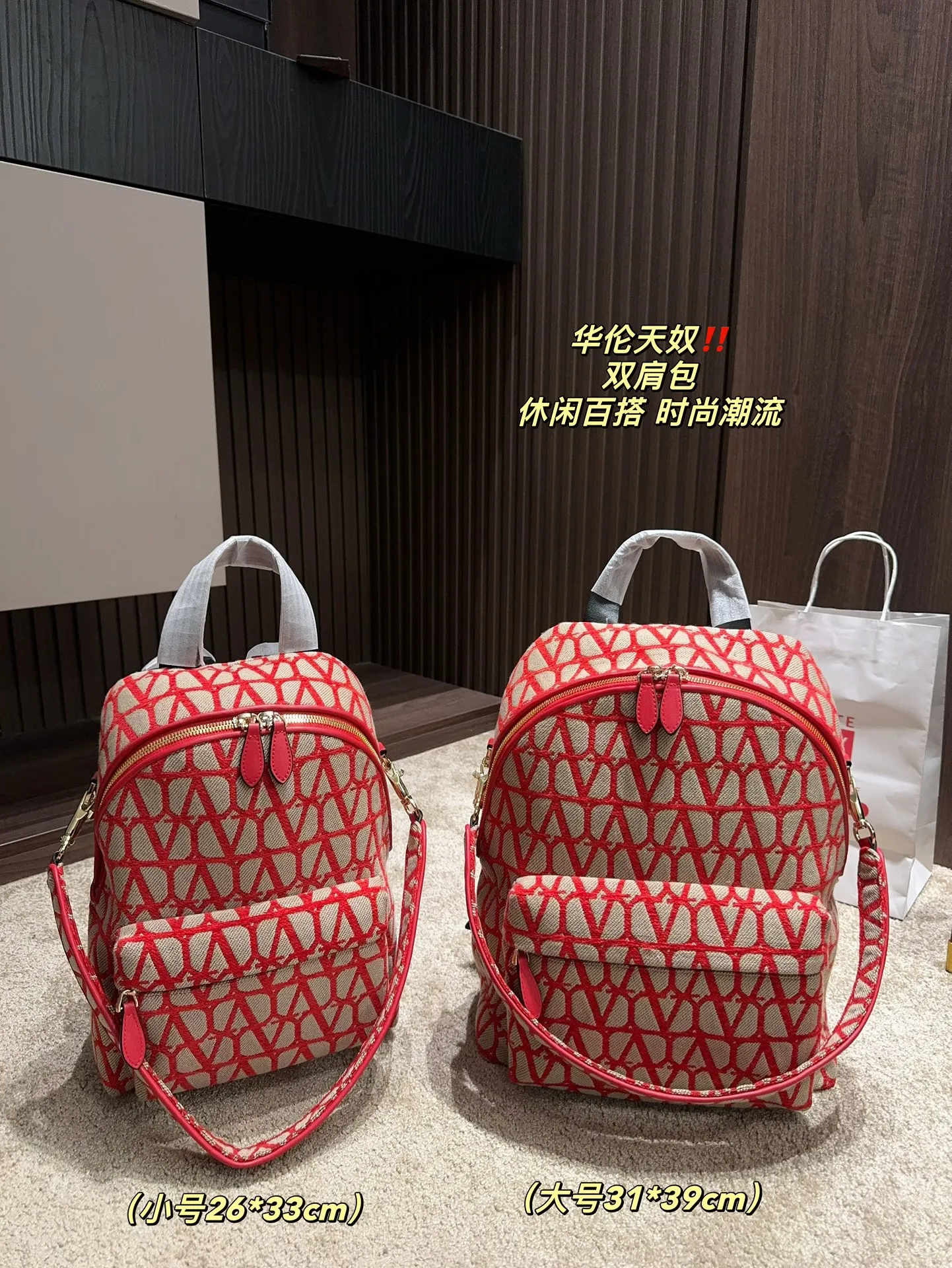 ✅The top original large size P480⚠️size 31.39 small size P400⚠️size 26.33 Valentino backpack large capacity, a must-have for vacation travel, one of the must-have items for fashionistas, the real thing will definitely surprise you