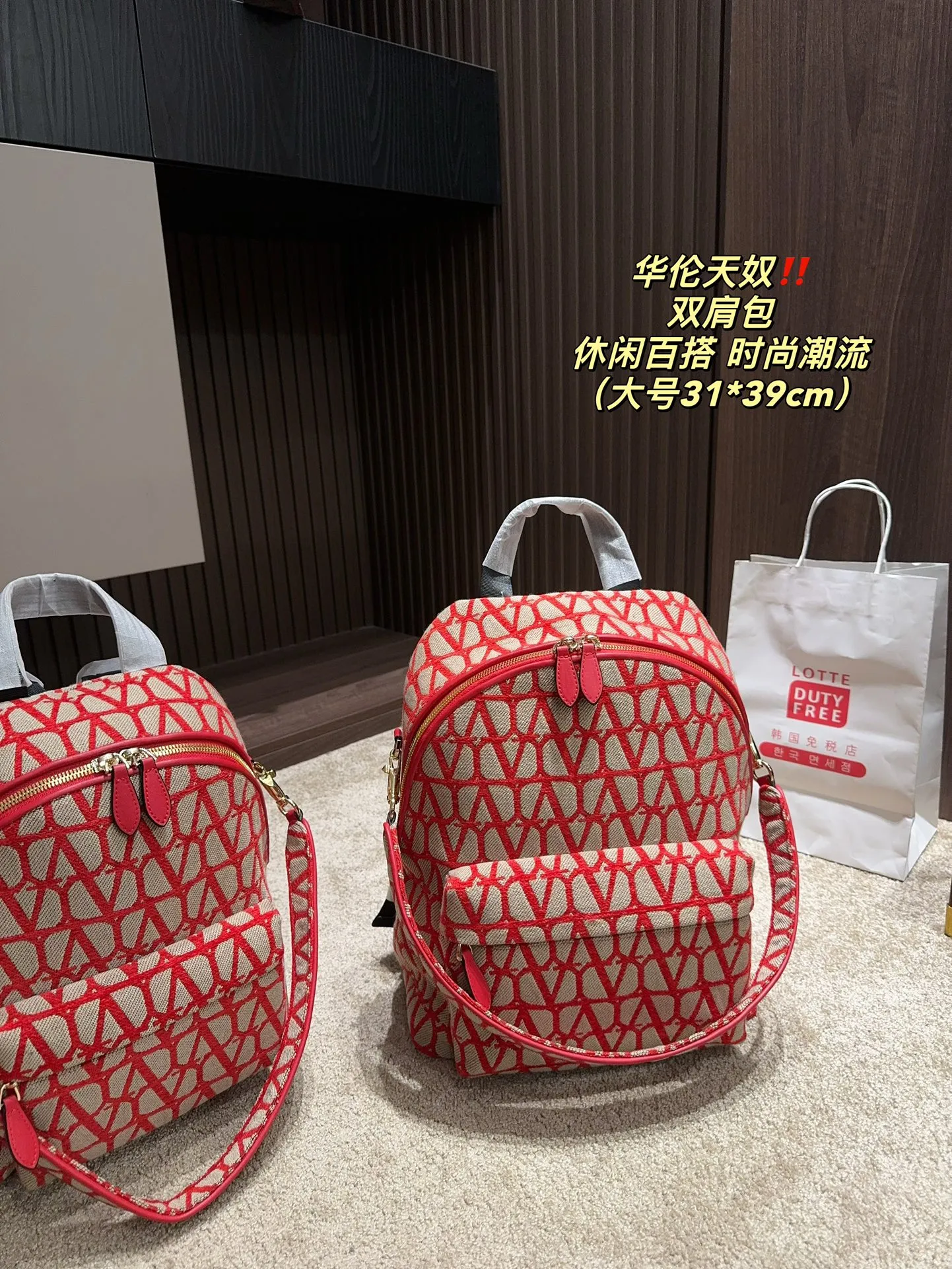 ✅The top original large size P480⚠️size 31.39 small size P400⚠️size 26.33 Valentino backpack large capacity, a must-have for vacation travel, one of the must-have items for fashionistas, the real thing will definitely surprise you
