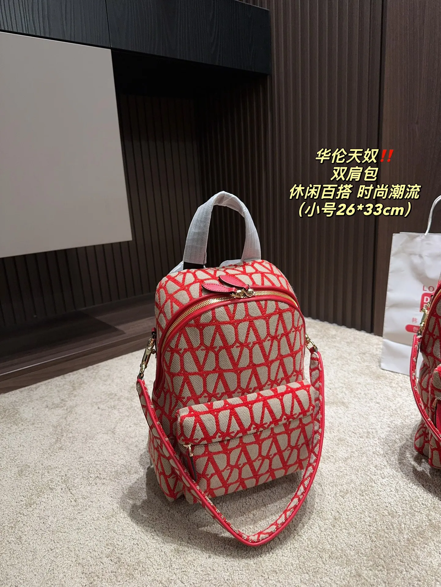 ✅The top original large size P480⚠️size 31.39 small size P400⚠️size 26.33 Valentino backpack large capacity, a must-have for vacation travel, one of the must-have items for fashionistas, the real thing will definitely surprise you