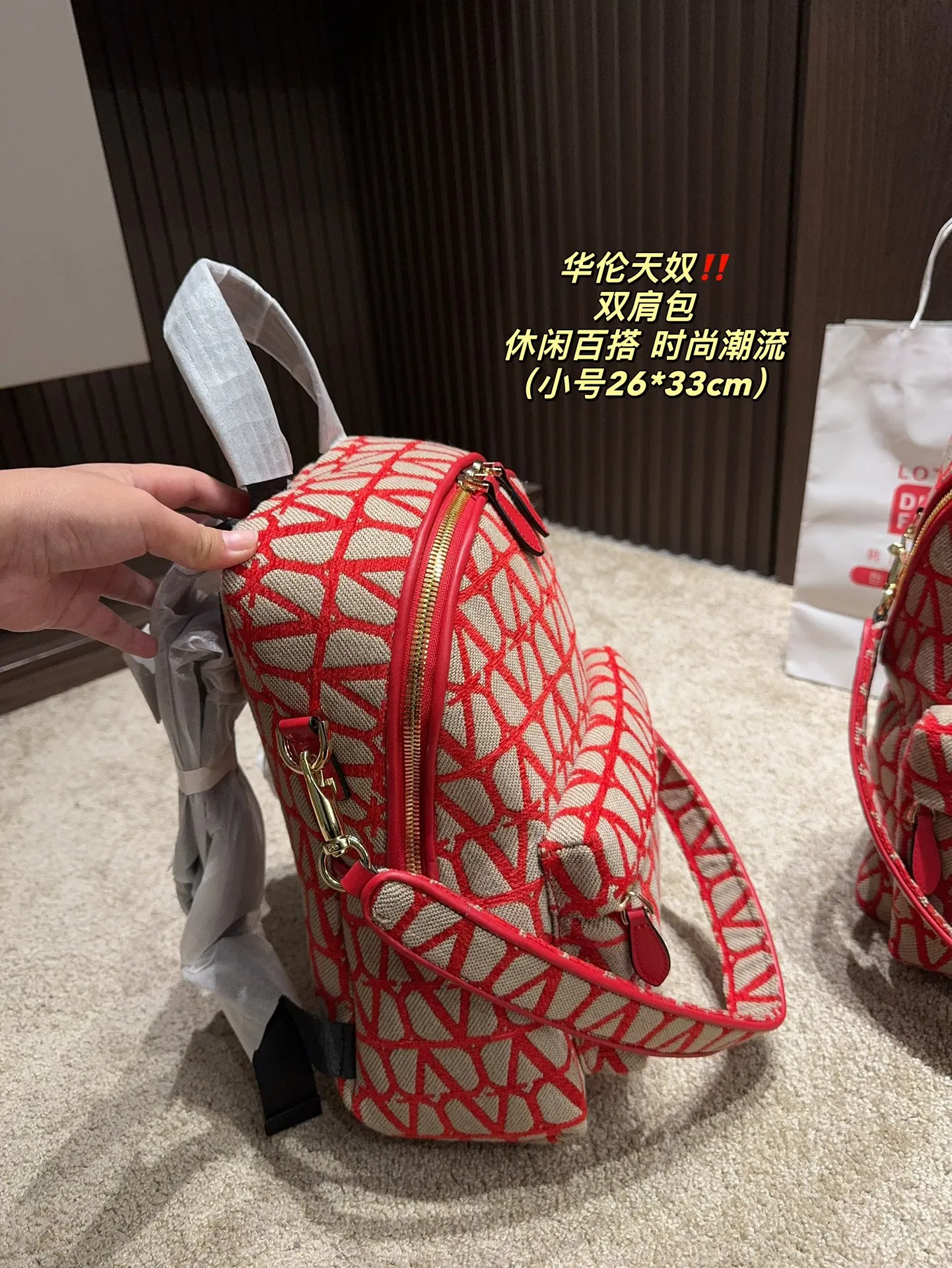 ✅The top original large size P480⚠️size 31.39 small size P400⚠️size 26.33 Valentino backpack large capacity, a must-have for vacation travel, one of the must-have items for fashionistas, the real thing will definitely surprise you