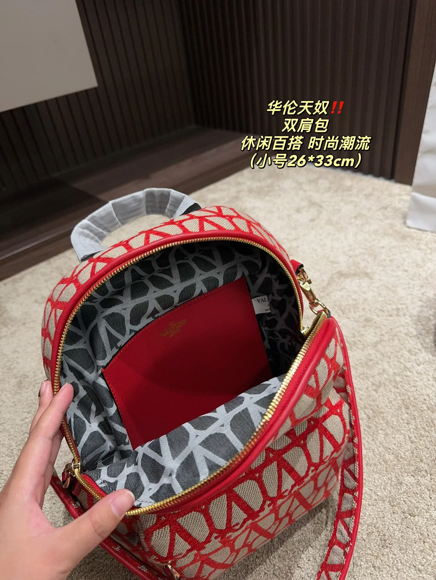 ✅The top original large size P480⚠️size 31.39 small size P400⚠️size 26.33 Valentino backpack large capacity, a must-have for vacation travel, one of the must-have items for fashionistas, the real thing will definitely surprise you