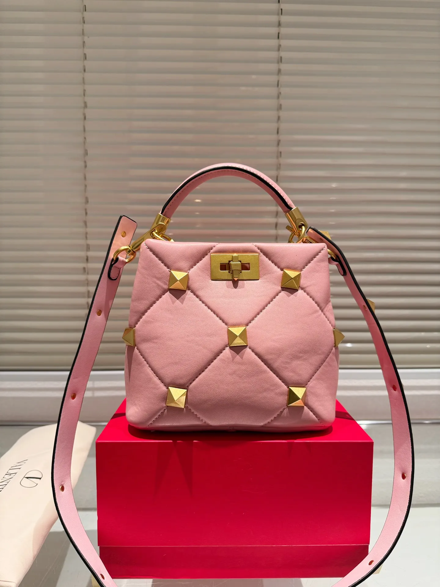 P380 Comes with box⚠️Size 20.18 Valentino VSLING handbag Unlocks fashion charm Can be salty or sweet The most beautiful girl on the street