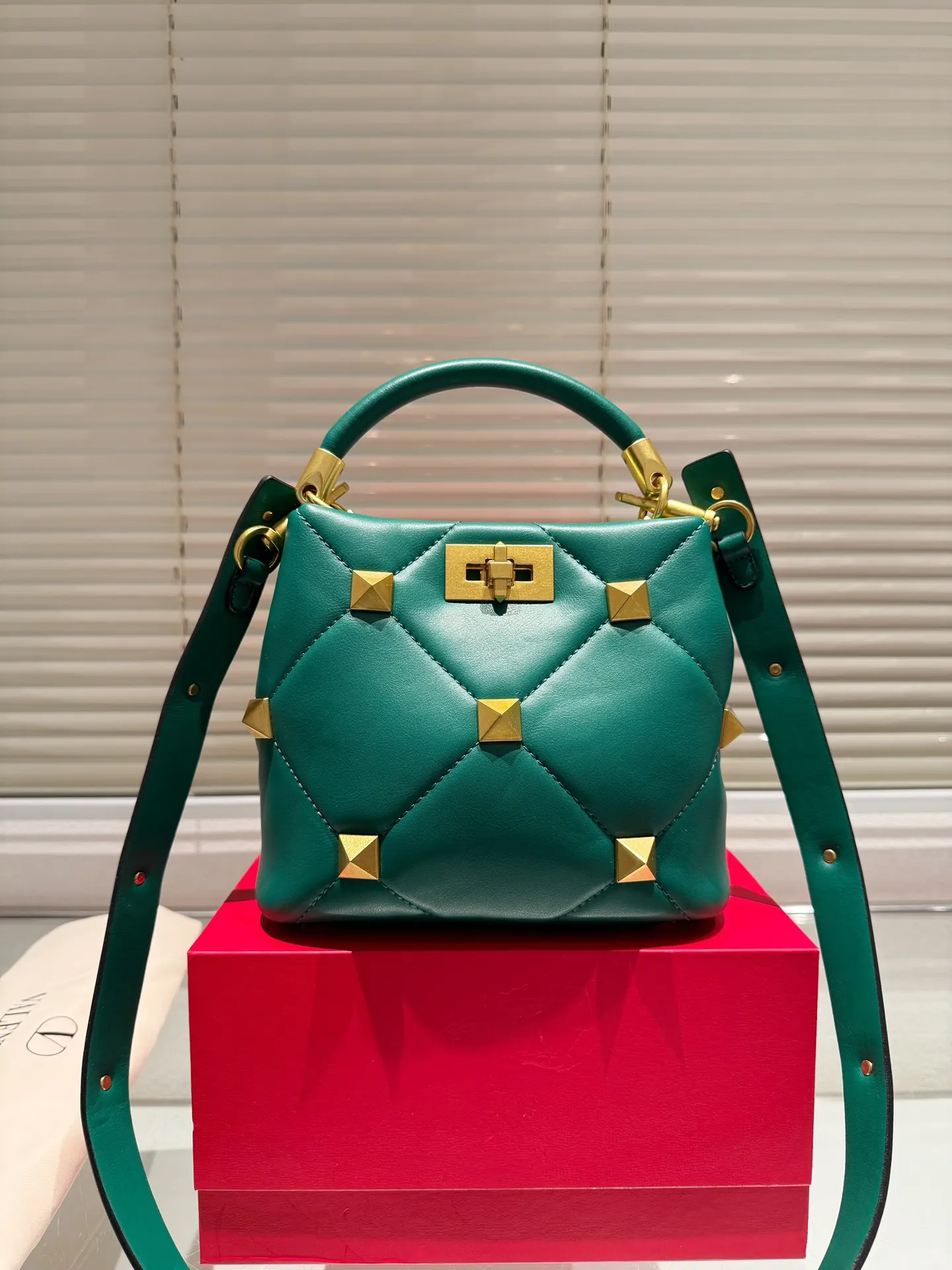 P380 Comes with box⚠️Size 20.18 Valentino VSLING handbag Unlocks fashion charm Can be salty or sweet The most beautiful girl on the street