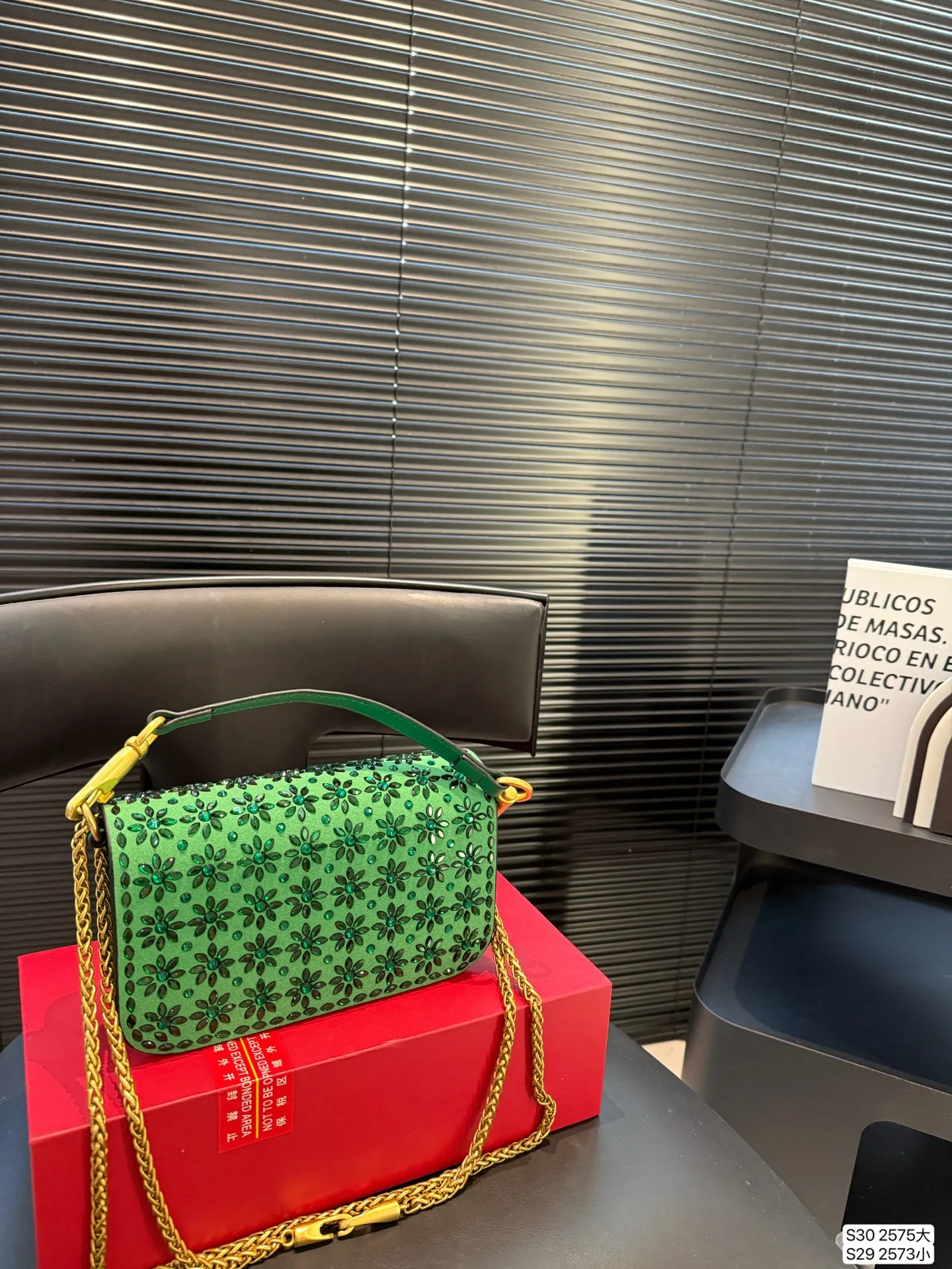 Large size P400, small size P390 with folding box. This time Valentino really went big. Favored by stars from all walks of life ~ The simple design is not only full of art but also exquisite. High-end sizes: large size 27 13.5 small size 20 11 item number large 2575 small 2573