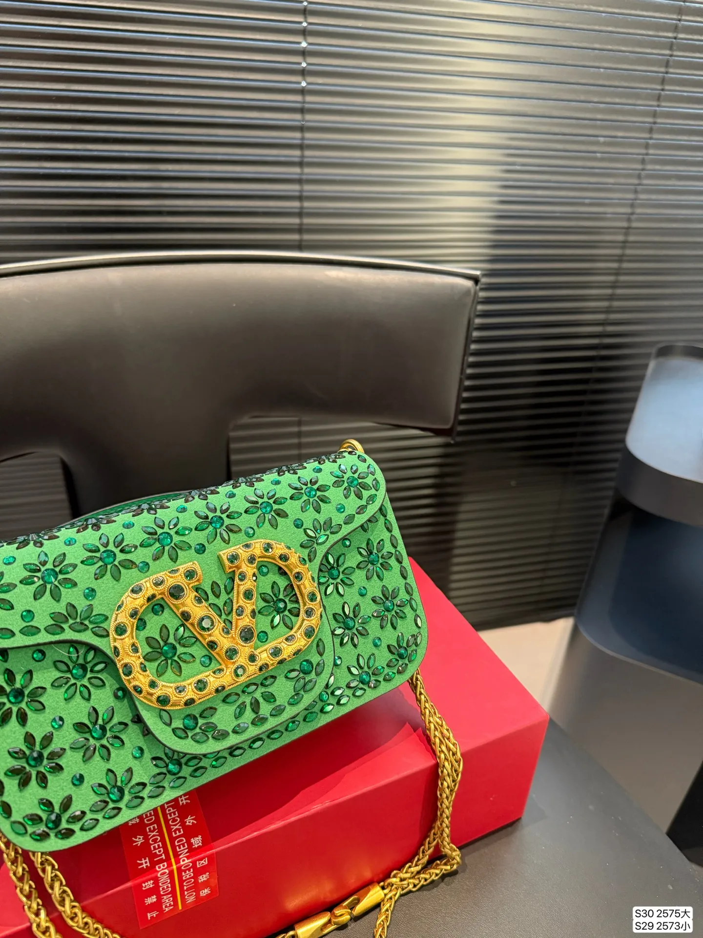 Large size P400, small size P390 with folding box. This time Valentino really went big. Favored by stars from all walks of life ~ The simple design is not only full of art but also exquisite. High-end sizes: large size 27 13.5 small size 20 11 item number large 2575 small 2573