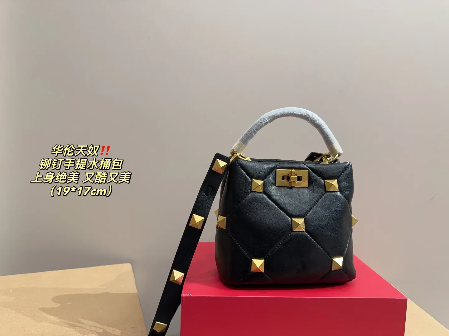 P370 comes with folding box ⚠️Size 19.17 Valentino plush portable bucket bag Exquisite and beautiful High-end elegance Easy to control, no matter the clothes or seasons Can be used all year round, can be salty or sweet Carry it on a tall girl, she has the temperament of a royal sister. Carry it on a small girl, it is a sweet girl
