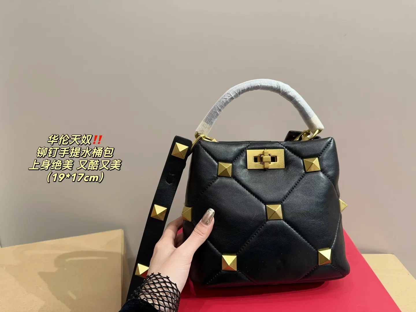 P370 comes with folding box ⚠️Size 19.17 Valentino plush portable bucket bag Exquisite and beautiful High-end elegance Easy to control, no matter the clothes or seasons Can be used all year round, can be salty or sweet Carry it on a tall girl, she has the temperament of a royal sister. Carry it on a small girl, it is a sweet girl