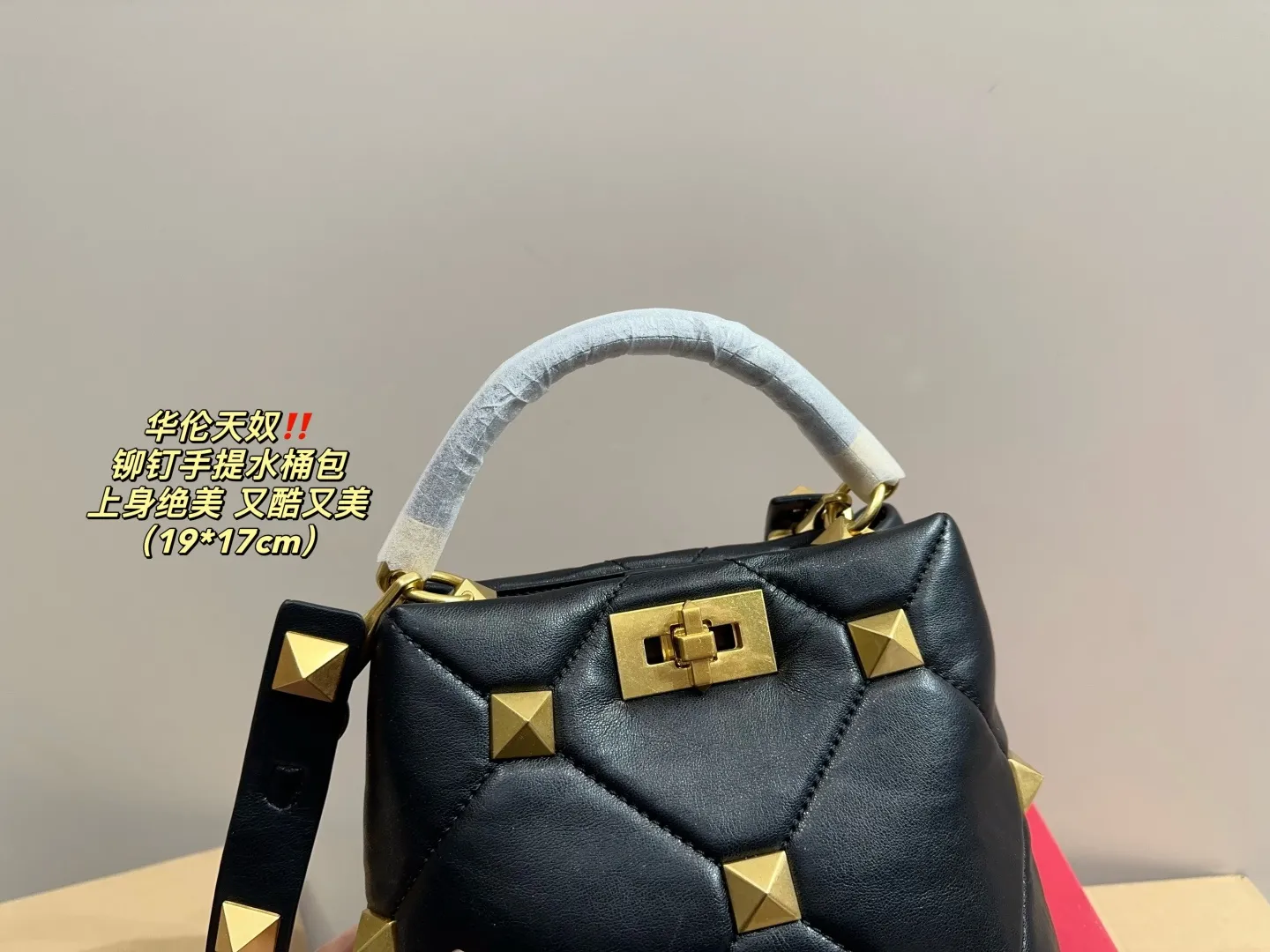 P370 comes with folding box ⚠️Size 19.17 Valentino plush portable bucket bag Exquisite and beautiful High-end elegance Easy to control, no matter the clothes or seasons Can be used all year round, can be salty or sweet Carry it on a tall girl, she has the temperament of a royal sister. Carry it on a small girl, it is a sweet girl