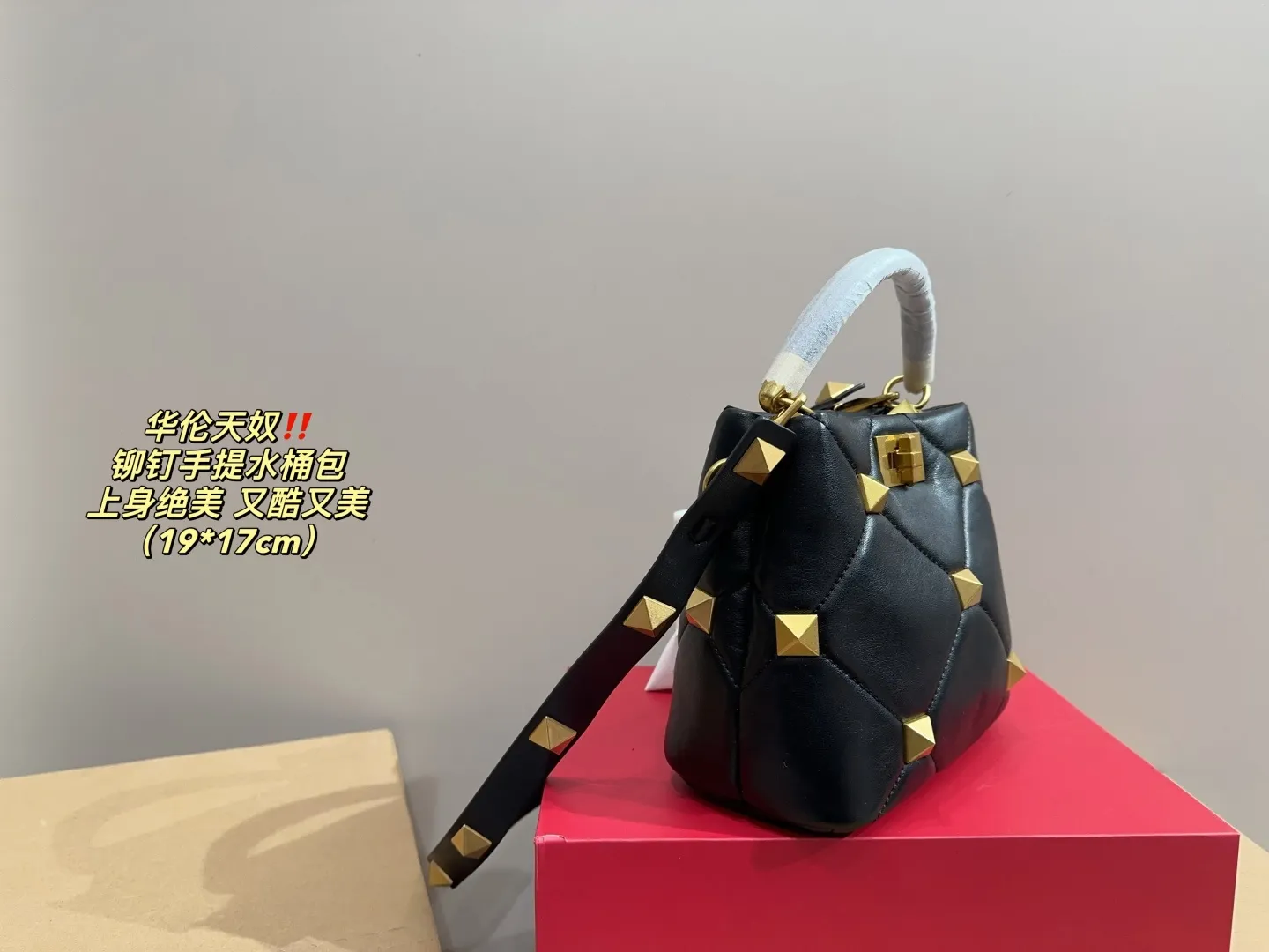 P370 comes with folding box ⚠️Size 19.17 Valentino plush portable bucket bag Exquisite and beautiful High-end elegance Easy to control, no matter the clothes or seasons Can be used all year round, can be salty or sweet Carry it on a tall girl, she has the temperament of a royal sister. Carry it on a small girl, it is a sweet girl