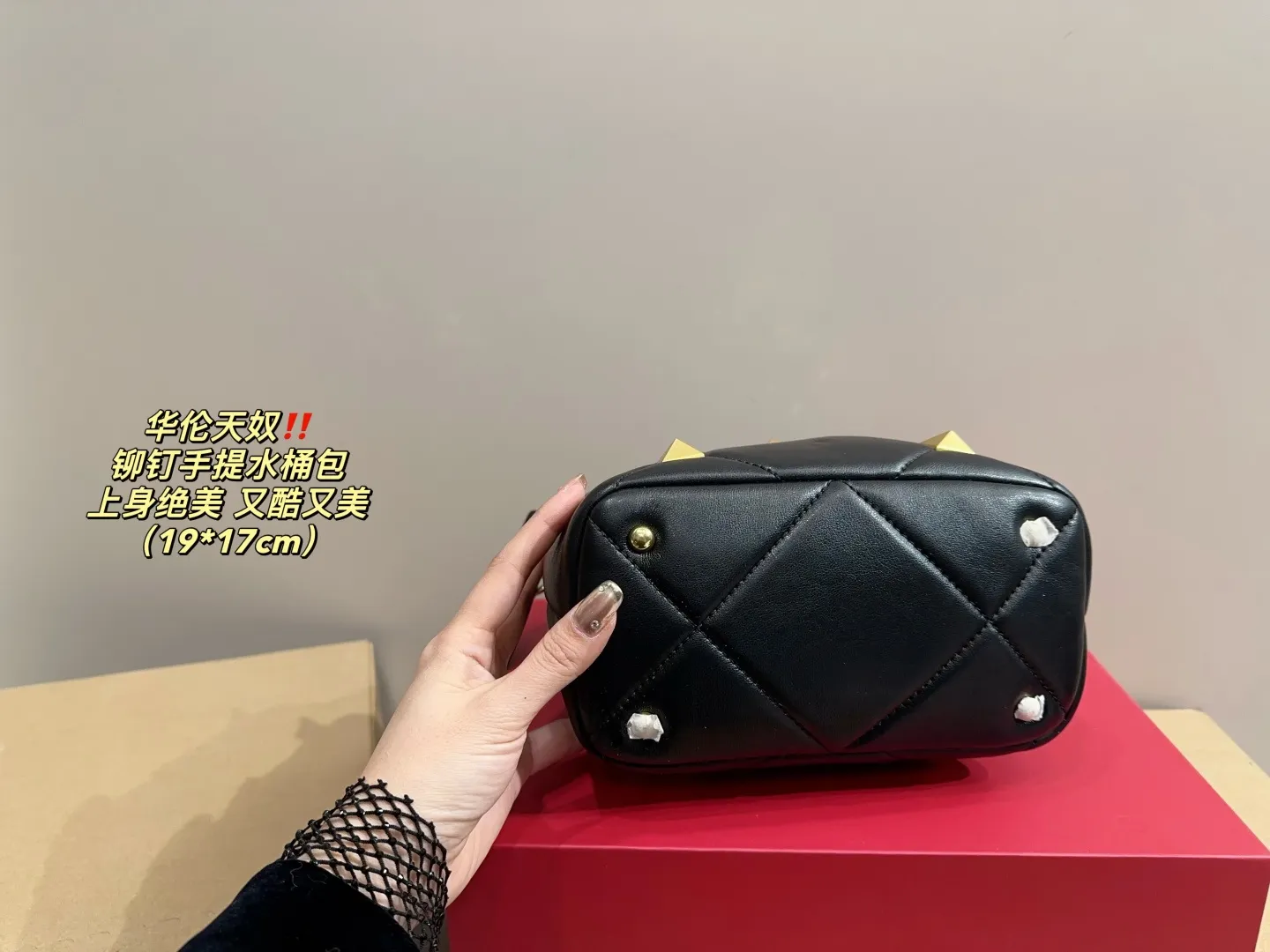 P370 comes with folding box ⚠️Size 19.17 Valentino plush portable bucket bag Exquisite and beautiful High-end elegance Easy to control, no matter the clothes or seasons Can be used all year round, can be salty or sweet Carry it on a tall girl, she has the temperament of a royal sister. Carry it on a small girl, it is a sweet girl