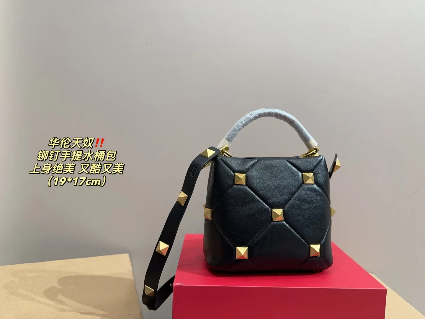 P370 comes with folding box ⚠️Size 19.17 Valentino plush portable bucket bag Exquisite and beautiful High-end elegance Easy to control, no matter the clothes or seasons Can be used all year round, can be salty or sweet Carry it on a tall girl, she has the temperament of a royal sister. Carry it on a small girl, it is a sweet girl