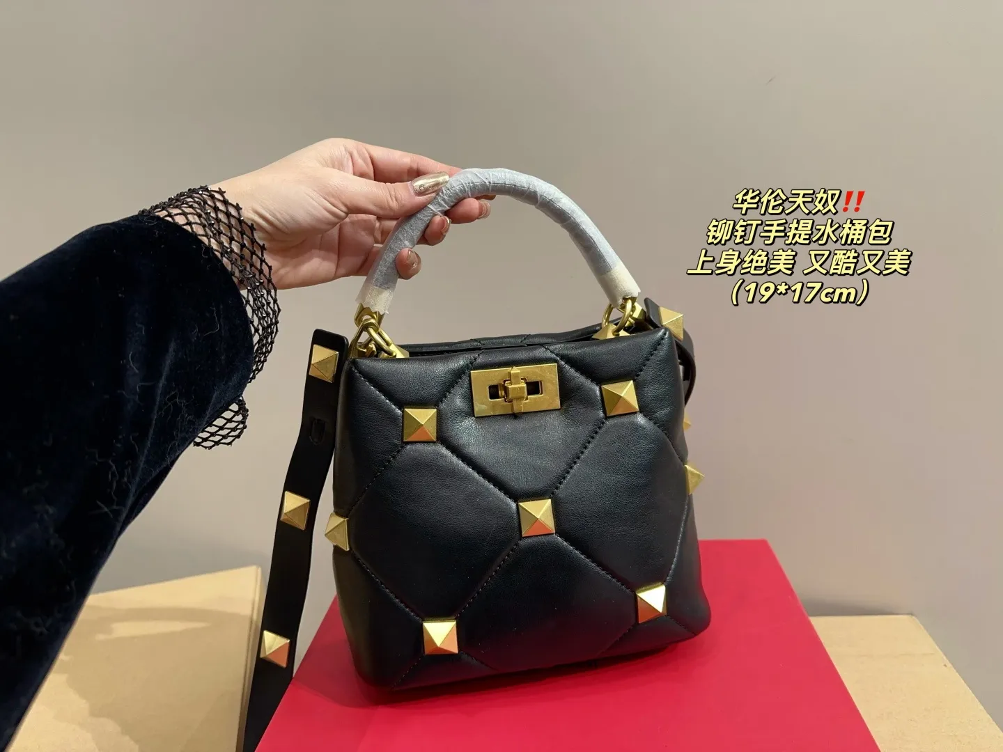 P370 comes with folding box ⚠️Size 19.17 Valentino plush portable bucket bag Exquisite and beautiful High-end elegance Easy to control, no matter the clothes or seasons Can be used all year round, can be salty or sweet Carry it on a tall girl, she has the temperament of a royal sister. Carry it on a small girl, it is a sweet girl