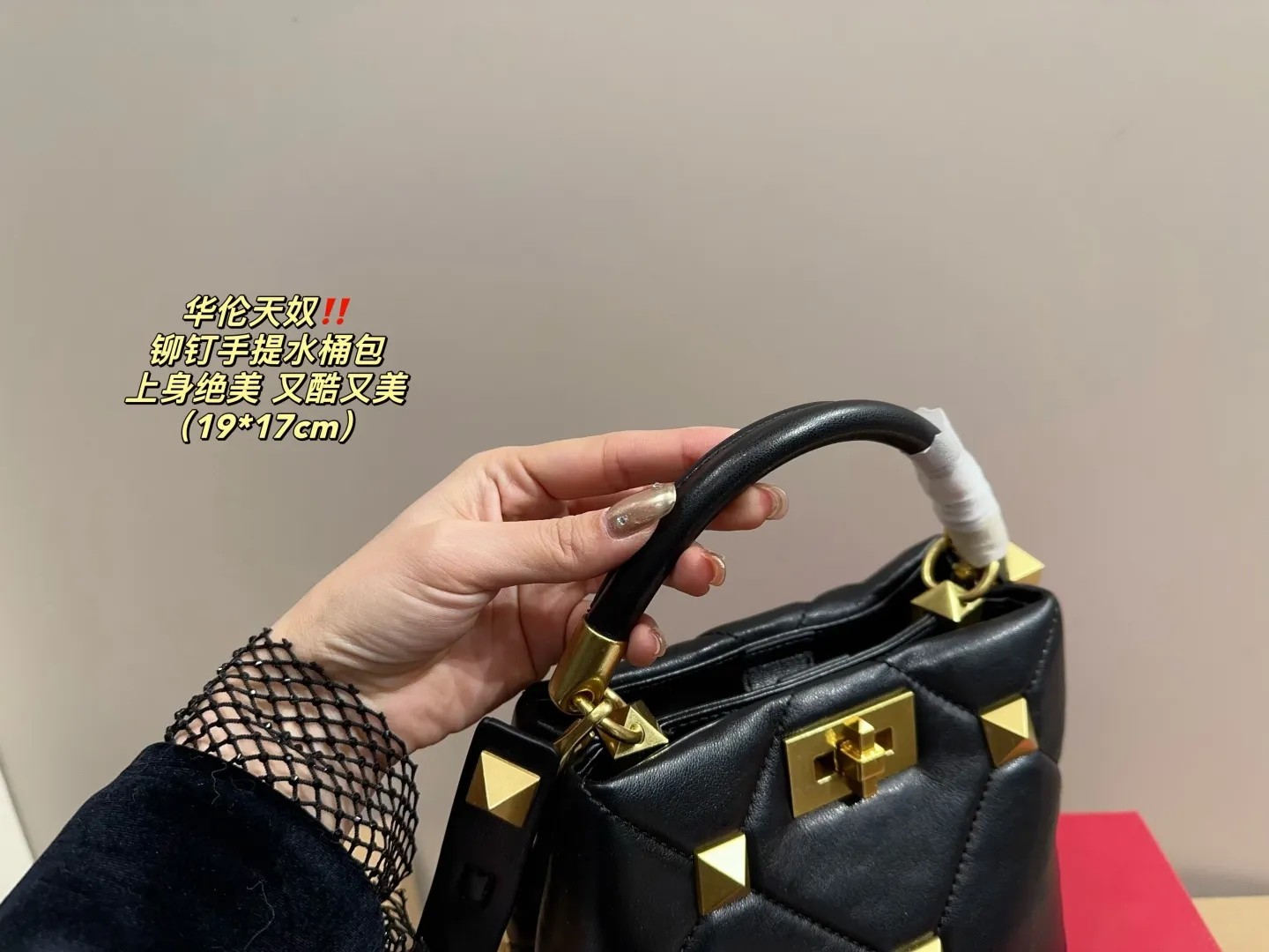 P370 comes with folding box ⚠️Size 19.17 Valentino plush portable bucket bag Exquisite and beautiful High-end elegance Easy to control, no matter the clothes or seasons Can be used all year round, can be salty or sweet Carry it on a tall girl, she has the temperament of a royal sister. Carry it on a small girl, it is a sweet girl