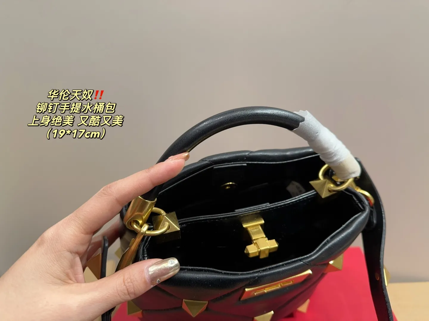 P370 comes with folding box ⚠️Size 19.17 Valentino plush portable bucket bag Exquisite and beautiful High-end elegance Easy to control, no matter the clothes or seasons Can be used all year round, can be salty or sweet Carry it on a tall girl, she has the temperament of a royal sister. Carry it on a small girl, it is a sweet girl