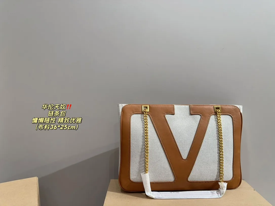 P370⚠️Size 36.25 Valentino chain bag. The texture is very high-end. The capacity is super large and very durable. You can wear it every day when you go out on the street. It has a 100% chance of returning. It has this casual and lazy feeling.