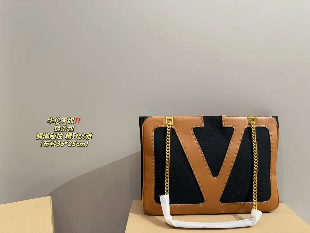P370⚠️Size 36.25 Valentino chain bag. The texture is very high-end. The capacity is super large and very durable. You can wear it every day when you go out on the street. It has a 100% chance of returning. It has this casual and lazy feeling.