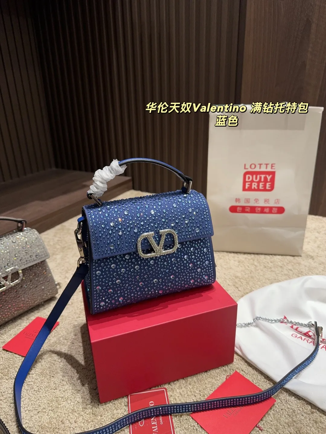 p390 with folding box ⚠️Size 18.15 Valentino Diamond Tote Bag A handbag, if you connect the shoulder strap, it can be used as a shoulder bag or crossbody bag. The V mark on the front of the bag is the unique Valentino logo. It feels high-end and fashionable. good