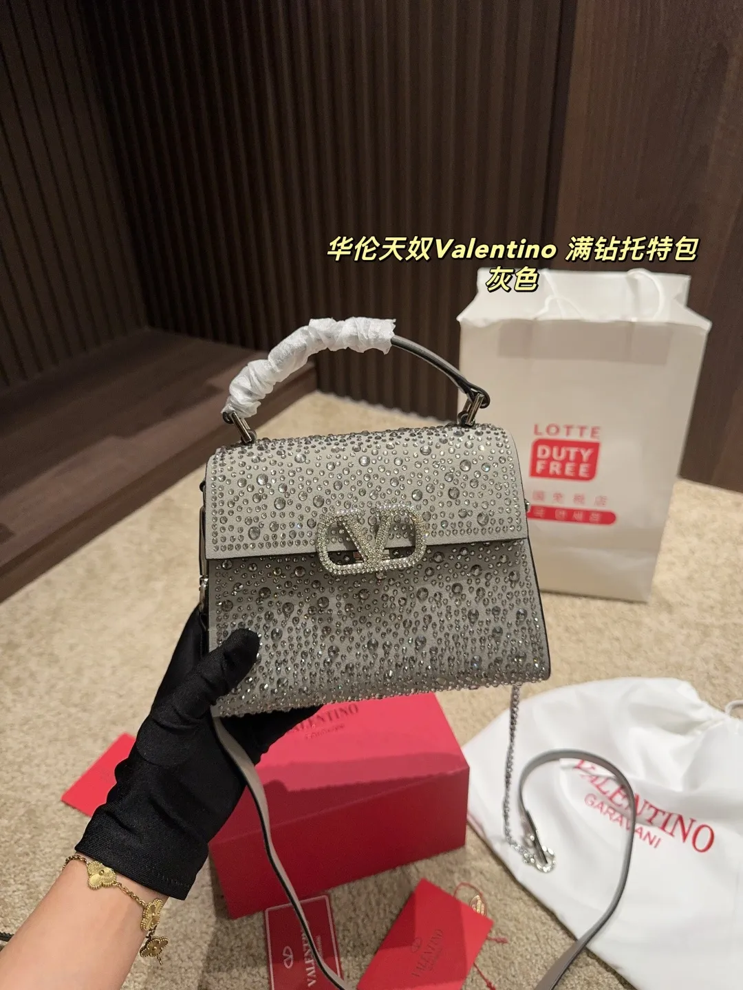 p390 with folding box ⚠️Size 18.15 Valentino Diamond Tote Bag A handbag, if you connect the shoulder strap, it can be used as a shoulder bag or crossbody bag. The V mark on the front of the bag is the unique Valentino logo. It feels high-end and fashionable. good