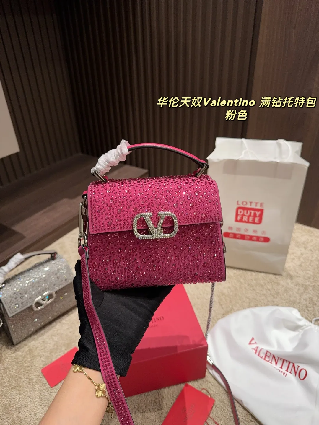 p390 with folding box ⚠️Size 18.15 Valentino Diamond Tote Bag A handbag, if you connect the shoulder strap, it can be used as a shoulder bag or crossbody bag. The V mark on the front of the bag is the unique Valentino logo. It feels high-end and fashionable. good