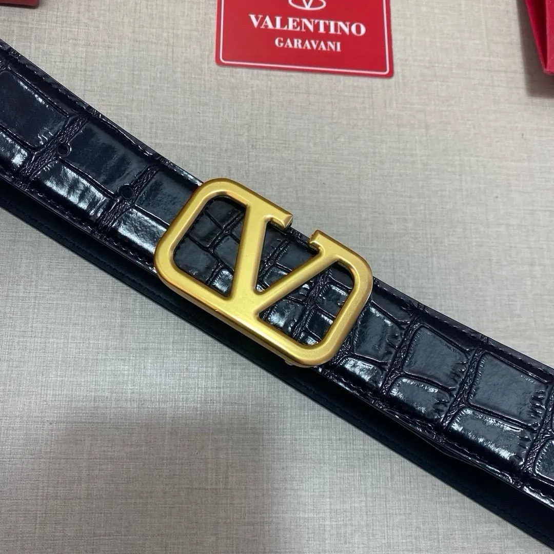 ✈️🇮🇹Brand: Valentino Valevtlo P160 ✈️🇮🇹Grade: 🚢Original private goods. Imported first-layer cowhide, sold at counters🈶️, comparable to the genuine product! Exquisite oil edges, computer stitching, soft hand feel. No modifications in real photos. The upper body effect is super good, and the length can be cut. Comes with a full set of packaging at the counter. The first choice for gifting. Comes with eye needles. ✈️🇮🇹Button head: Guangzhou original buckle hardware ✈️🇮🇹Length: 100-125cm 3.8cm specifications ✈️🇮🇹Color: black