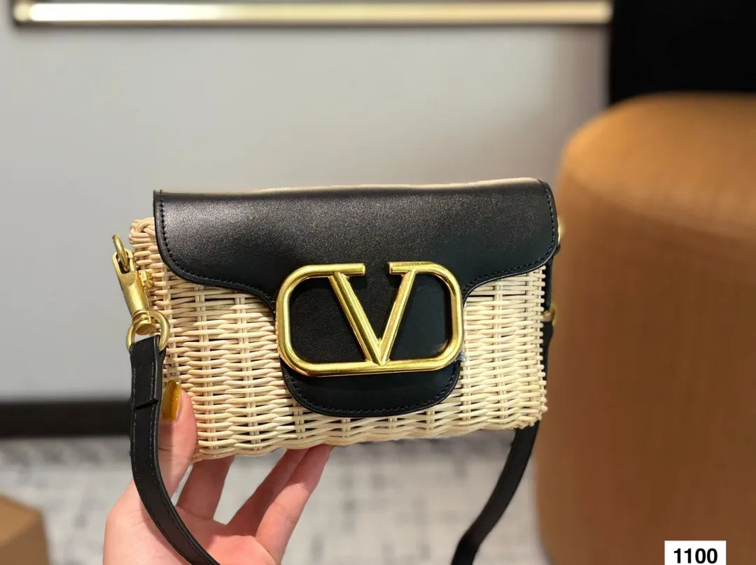 p300 Folding gift box packaging 🎁 Valentino Straw Chain Bag The trend of straw bags has struck again, easily becoming this season’s new favorite! Whether for daily outings or holiday shopping, the most photographed bags always remind people of warm seasons and relaxing beach days. Woven from raffia, the texture is fresh and natural, bringing a summery feel from sight to touch, injecting elegance into the structured bag. Size 20.12