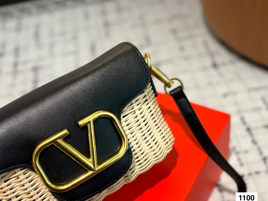 p300 Folding gift box packaging 🎁 Valentino Straw Chain Bag The trend of straw bags has struck again, easily becoming this season’s new favorite! Whether for daily outings or holiday shopping, the most photographed bags always remind people of warm seasons and relaxing beach days. Woven from raffia, the texture is fresh and natural, bringing a summery feel from sight to touch, injecting elegance into the structured bag. Size 20.12